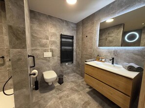 Habitación doble estándar | Baño | Regadera, amenidades de baño gratuitas, secadora de cabello, toallas 