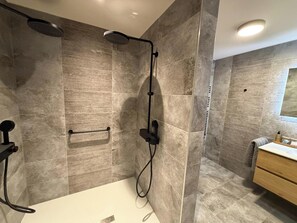 Habitación doble estándar | Baño | Regadera, amenidades de baño gratuitas, secadora de cabello, toallas 