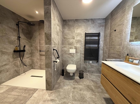 Chambre Double Standard | Salle de bain | Douche, articles de toilette gratuits, sèche-cheveux. Le Fourquet Blaugies Hotel & Restaurant