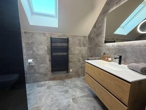 Habitación doble estándar | Baño | Regadera, amenidades de baño gratuitas, secadora de cabello, toallas 