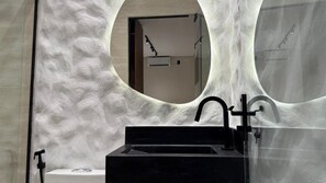 Deluxe Double Room | Bathroom | Shower, free toiletries, hair dryer, towels - You Smart Flats - Hotel (Formosa)