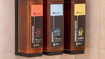 Phòng đôi Deluxe | Phòng tắm | Buồng tắm vòi sen, đồ dùng nhà tắm miễn phí, máy sấy tóc, khăn tắm