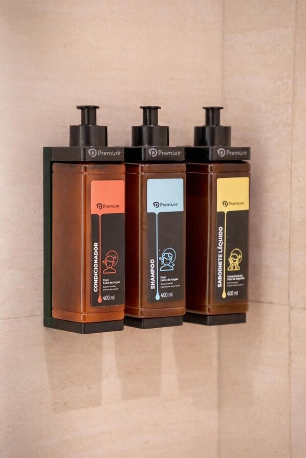 Habitación doble Deluxe | Baño | Regadera, amenidades de baño gratuitas, secadora de cabello, toallas