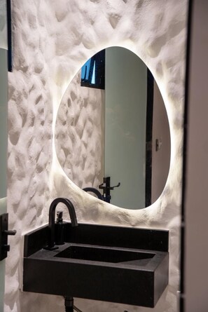 Habitación doble Deluxe | Baño | Regadera, amenidades de baño gratuitas, secadora de cabello, toallas