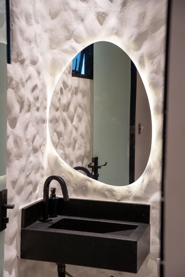 Deluxe Double Room | Bathroom | Shower, free toiletries, hair dryer, towels - You Smart Flats - Hotel (Formosa)