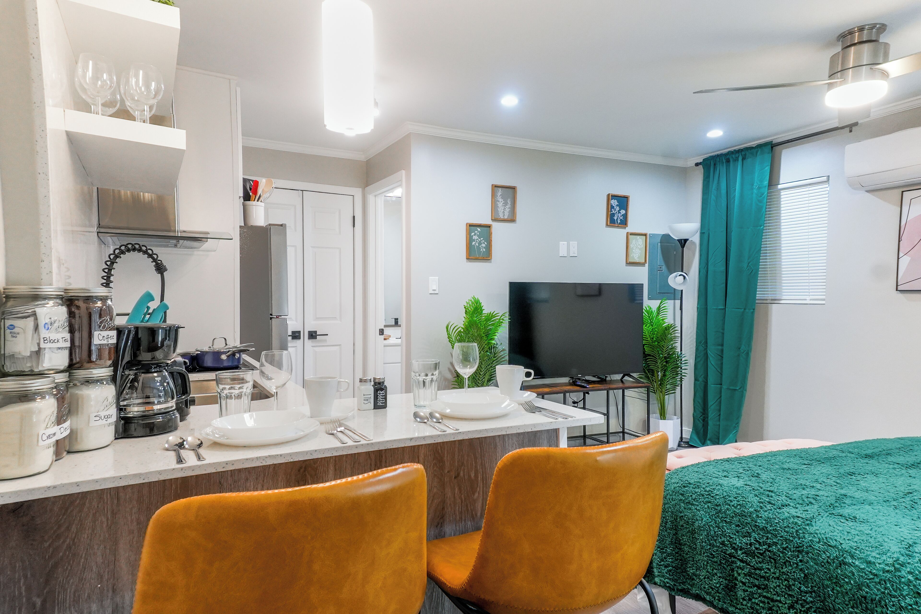 Tabla de planchar con plancha, wifi gratis y ropa de cama 