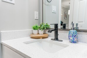 Secador de pelo, toallas, jabón, shampoo