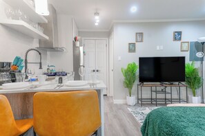 Tabla de planchar con plancha, wifi gratis y ropa de cama