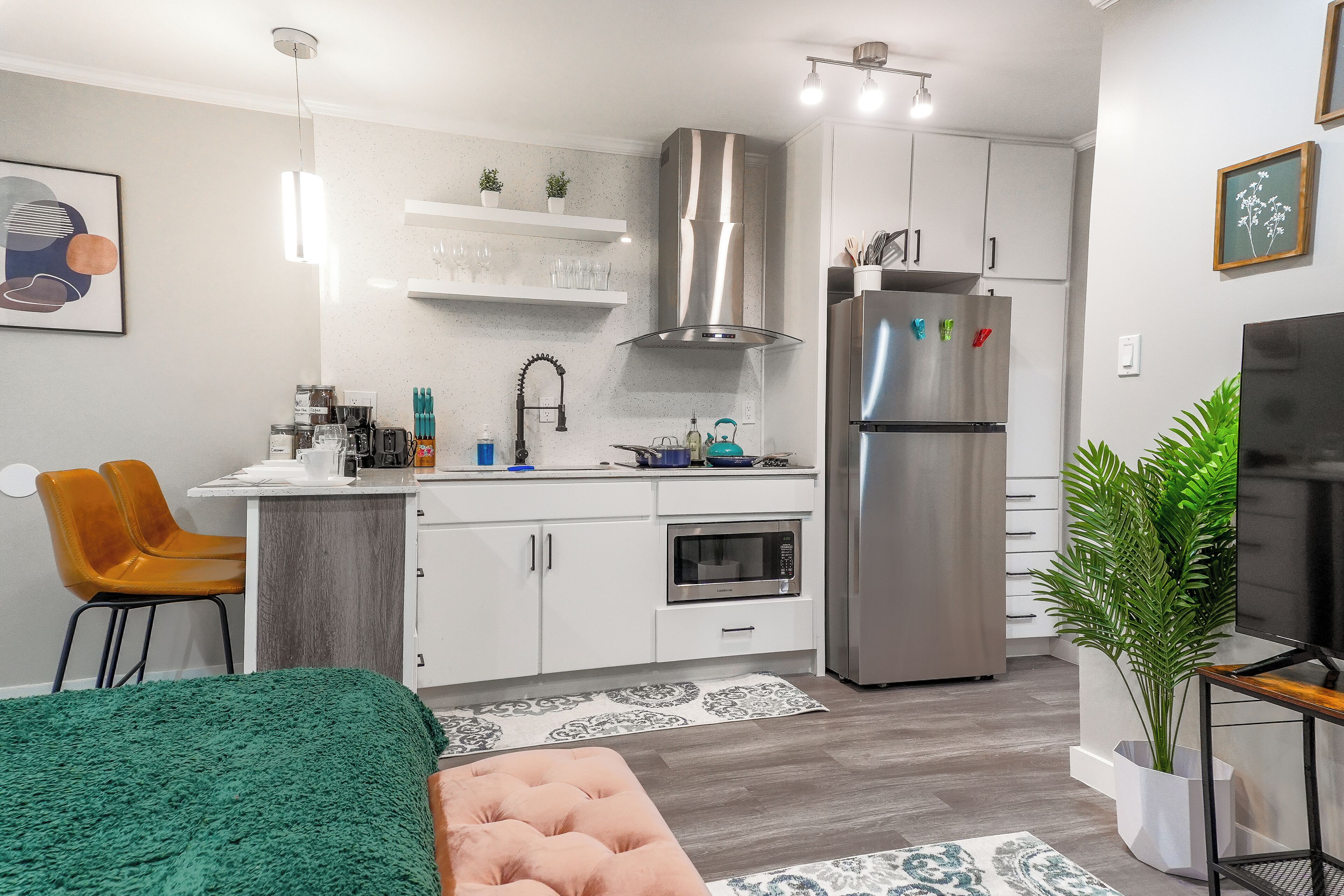 冷蔵庫、電子レンジ、オーブン、コンロ