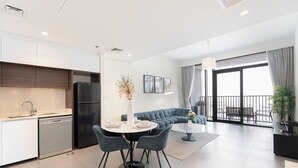 Apartemen Mewah, balkon, pemandangan pelabuhan | Makan di kamar