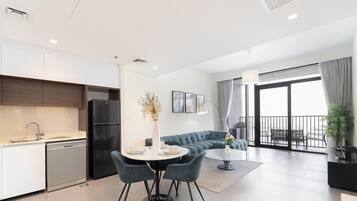Apartamento de lujo, balcón, vistas al puerto | Servicio de comidas en la habitación
