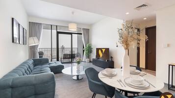 Luksushuoneisto, parveke, näköala satamaan | Ruokailu omassa huoneessa