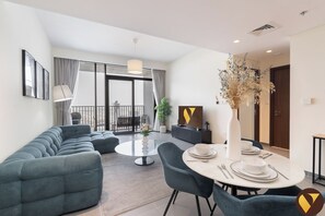 Luxury-Apartment, Balkon, Hafenblick | Essbereich im Zimmer