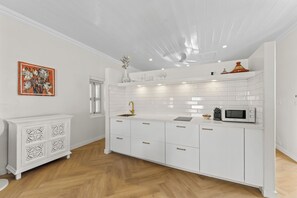 Fridge, microwave, stovetop, coffee/tea maker - Keizershof, Otrobanda, Bright Open-Concept Apt 26 (Willemstad)