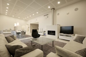 Televisie en een open haard