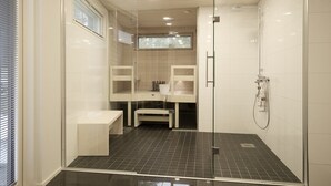 Une salle de bain moderne avec une douche à parois de verre, un meuble-lavabo avec un miroir et un banc.