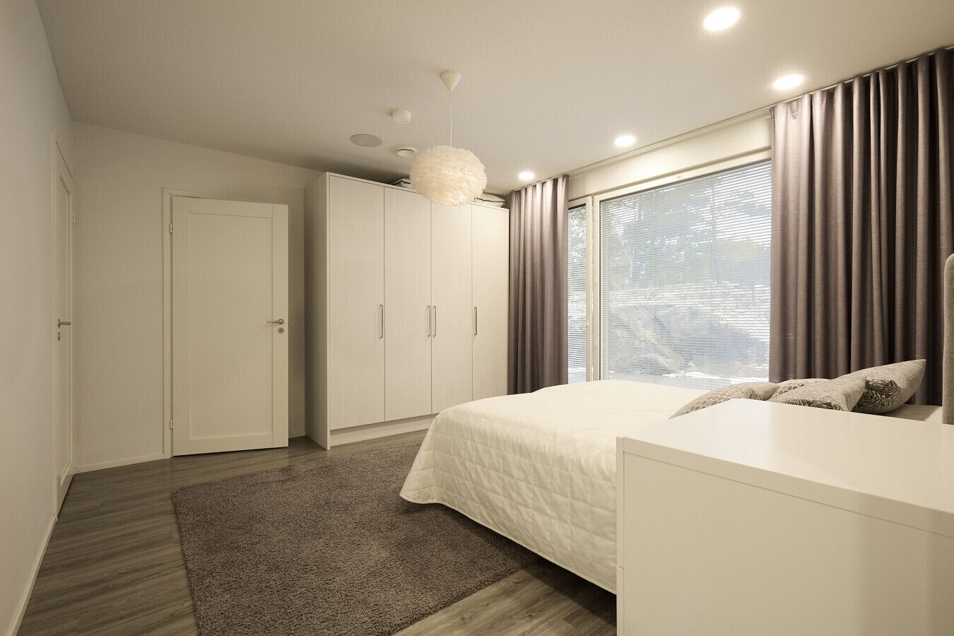 2 bedrooms, desk, iron/ironing board, WiFi