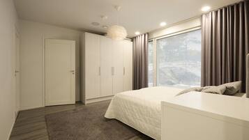 2 bedrooms, desk, iron/ironing board, WiFi