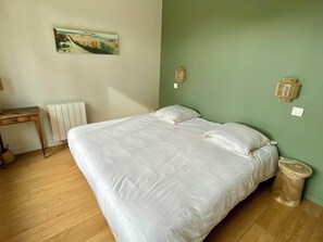 Silitysrauta/-lauta, Wi-Fi, vuodevaatteet