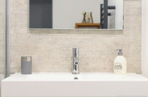 シャワー、ヘアドライヤー、タオル、石鹸