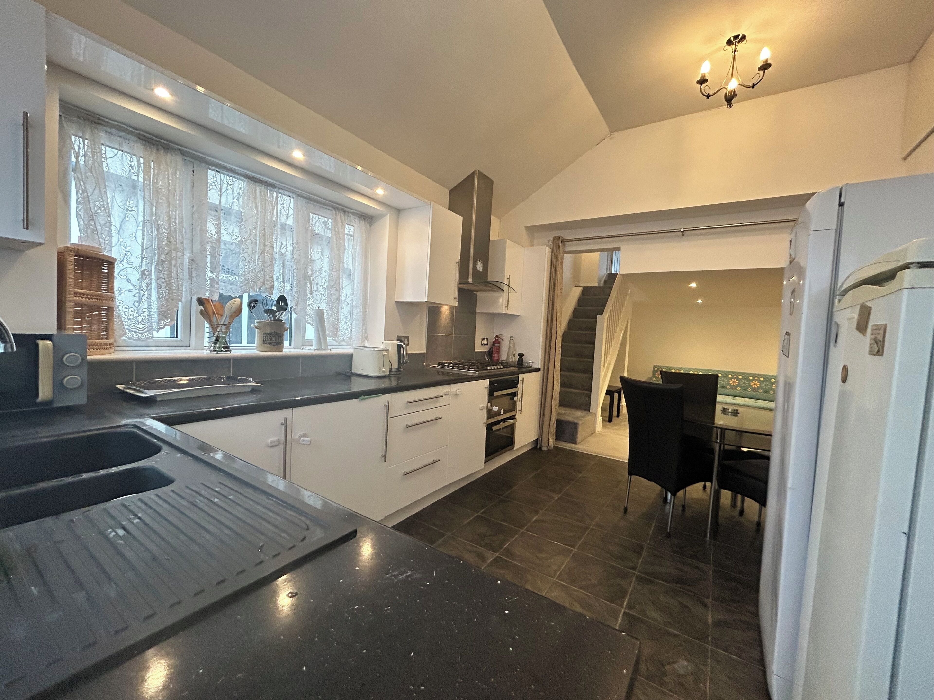 Køleskab, mikrobølgeovn, ovn, kogeplade