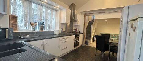 Køleskab, mikrobølgeovn, ovn, kogeplade