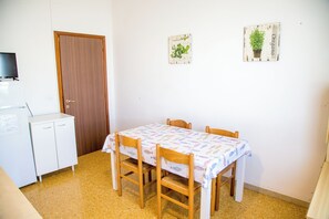 Appartement, 2 chambres, balcon, vue ville | Salle à manger