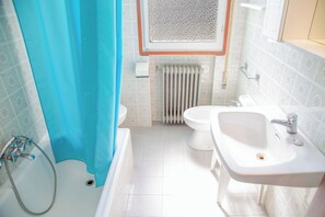 Departamento, 2 habitaciones, balcón, vista a la ciudad | Baño