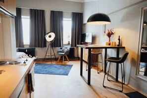 Tabla de planchar con plancha, wifi y ropa de cama 