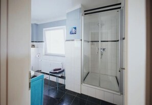 Shower, hair dryer, towels, soap - Cozy 1 room apartment in the heart of HH (Hamburg)