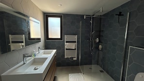 Dusche, Haartrockner, Handtücher, Seife