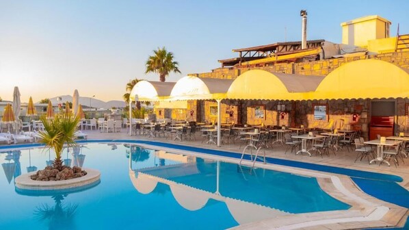 Seasonal outdoor pool, open 8:00 AM to 6:30 PM, pool umbrellas - Sunpoint Hotel Bodrum (Muğla)