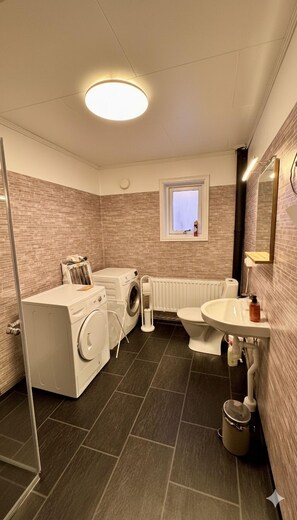 Regadera, toallas, jabón 