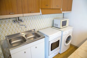 Apartamento, 2 quartos, sacada, vista para a cidade | Lavanderia