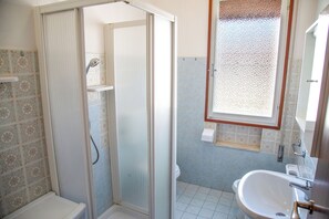 Apartment, 2 Bedrooms, Balcony, City View | Bathroom - Two Triple Bedroom Flat Near the Beach in Eraclea (Eraclea)
