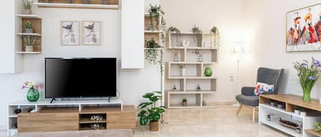 Superior Apartment, Mountain View | Living area