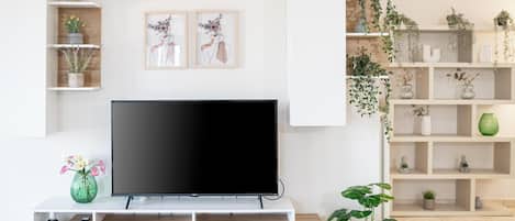 Lägenhet Superior - utsikt mot bergen | Vardagsrum | 50-tums smart-tv med kabelkanaler