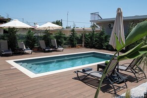 Outdoor pool, pool umbrellas, pool loungers - Lumina Apartment with Shared Pool (Perivolia)