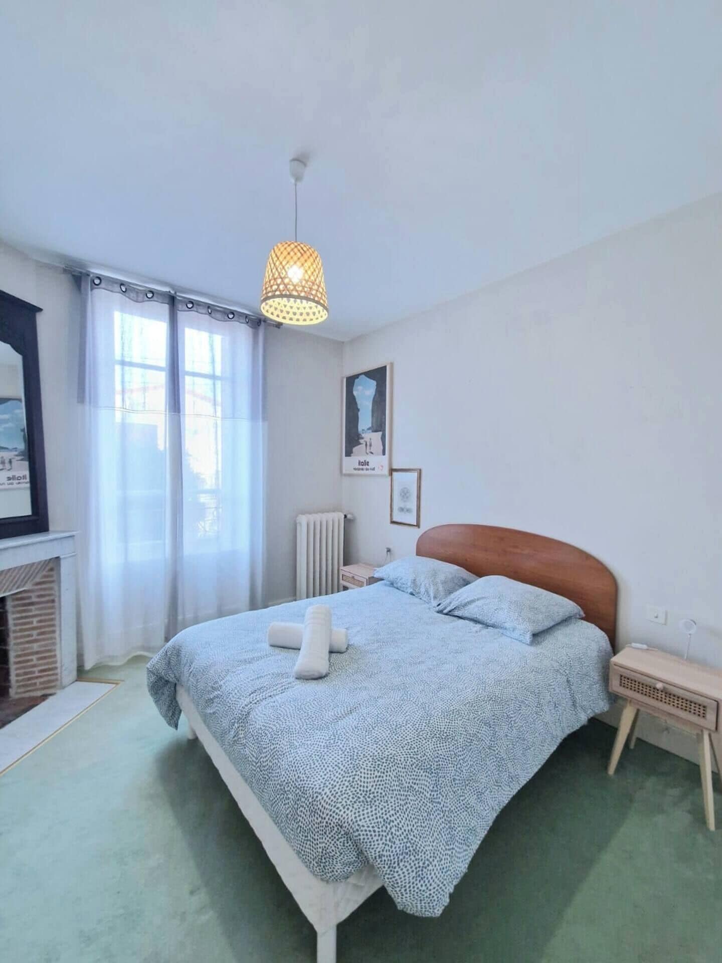 Een strijkplank/strijkijzer, internet, beddengoed