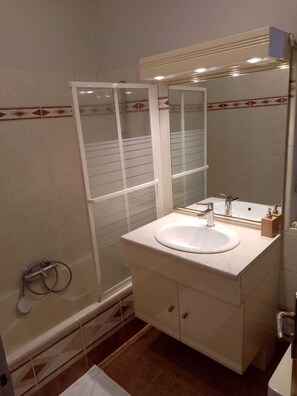 Secadora de cabello, toallas, jabón, papel de baño 