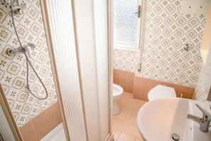 อพาร์ทเมนท์, 1 ห้องนอน, ระเบียง, วิวเมือง | ห้องน้ำ