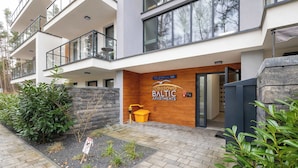 Un moderno edificio de apartamentos con un cartel que dice 'Pobierowo Baltic Apartments'.