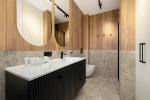 Shower, hair dryer, towels, shampoo