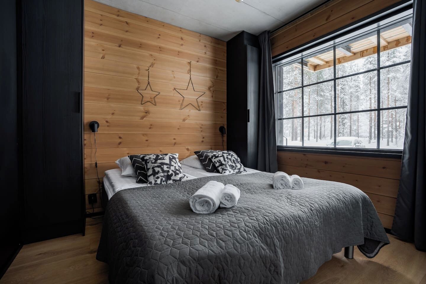 Silitysrauta/-lauta, Wi-Fi, vuodevaatteet