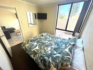 Tabla de planchar con plancha, wifi gratis, ropa de cama