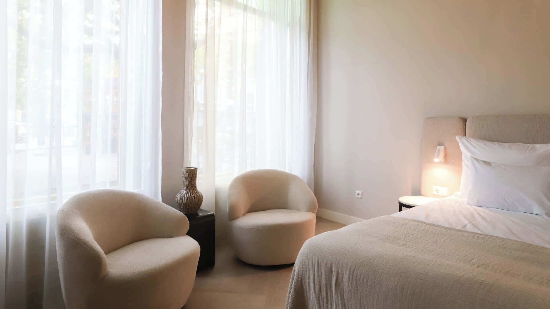 Tabla de planchar con plancha, wifi y ropa de cama 