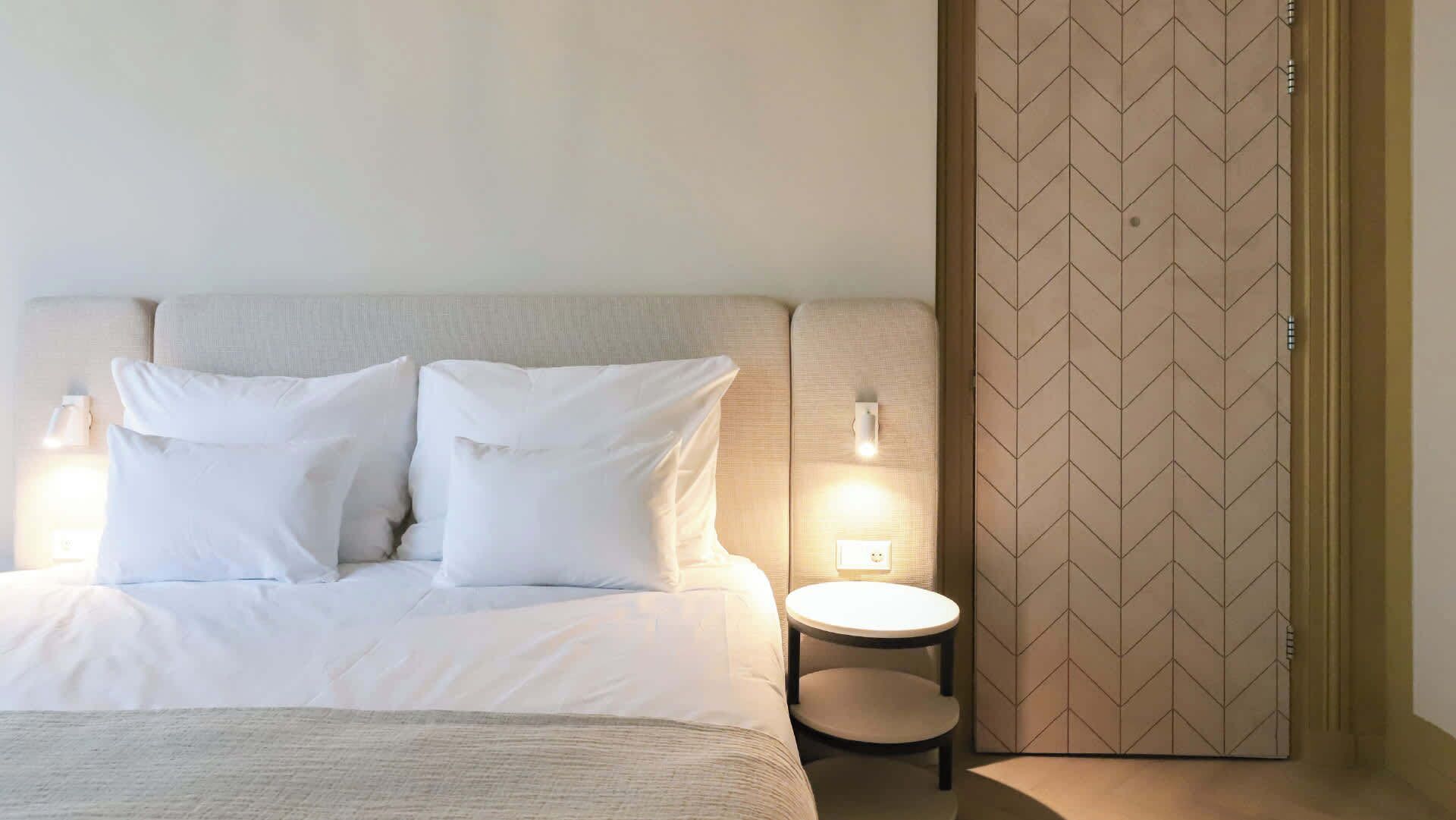 Tabla de planchar con plancha, wifi y ropa de cama 