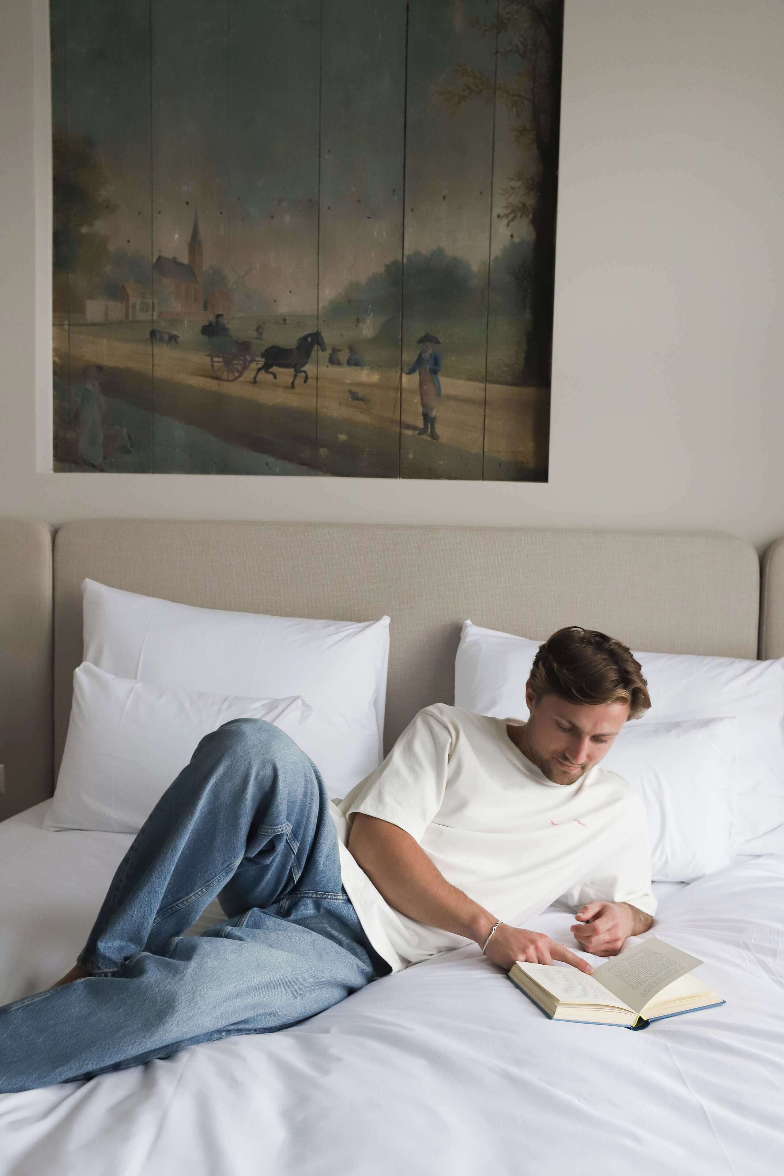 Tabla de planchar con plancha, wifi y ropa de cama 