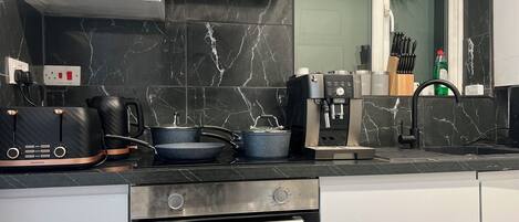 Een microgolfoven, een oven, een kookplaat, een vaatwasser