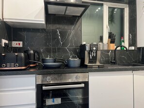 Microwave, oven, stovetop, dishwasher - Tranquil Hideaway 3-BR Home w/Garden&Free Parking (Romford)